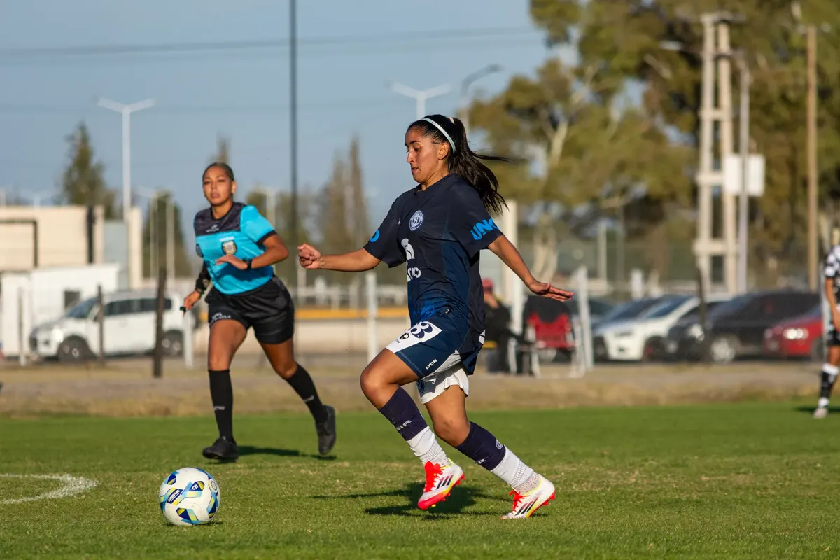 晴れた日のフットボールマッチでの2人の女性サッカー選手がプレーしている。