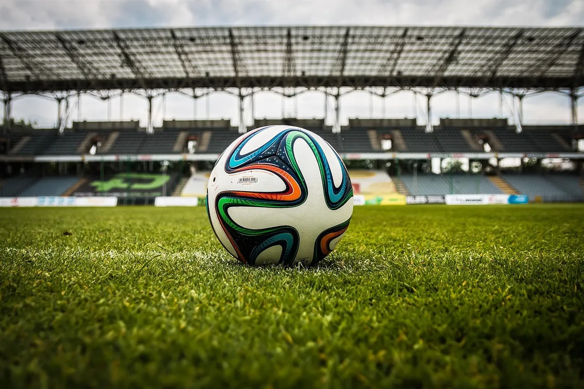 サッカー、ボール、スタジアム、フィールド、サッカースタジアム、フットボール、サッカーボール、スポーツ、フットボールスタジアム、フットボールフィールド、自然、サッカーフィールド、グリーン、ゲーム