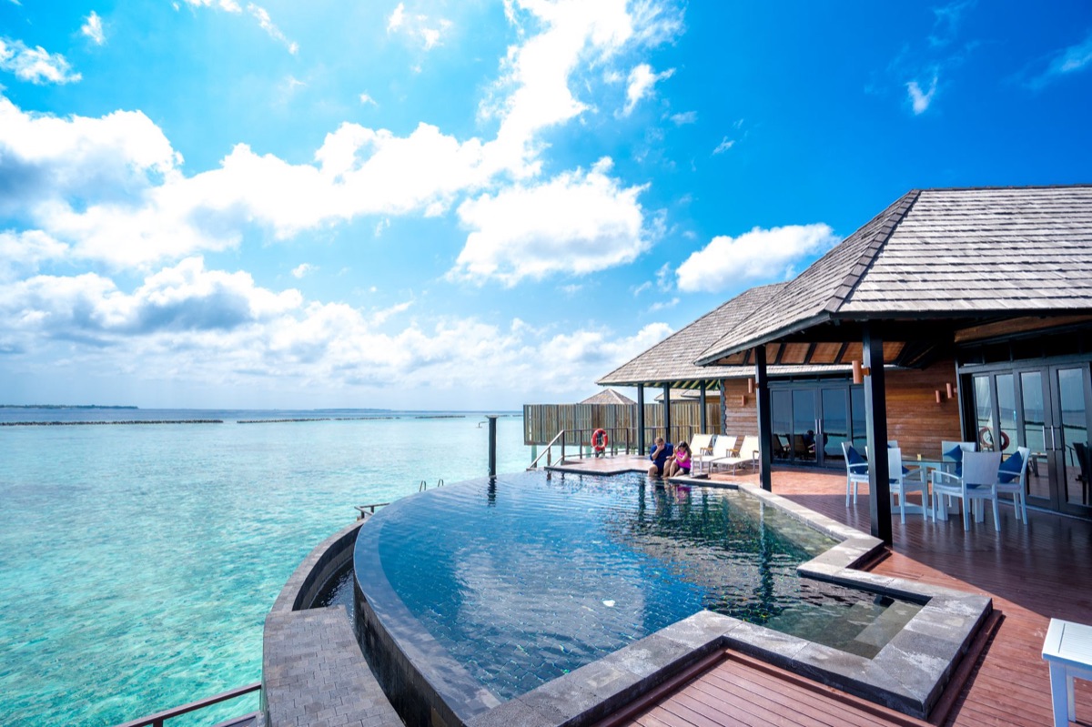 vila privada com piscina infinita e areia branca