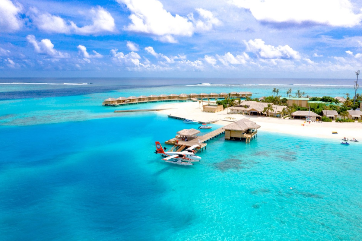 Maldivischer Strand mit Sonnenuntergang und Weißsand