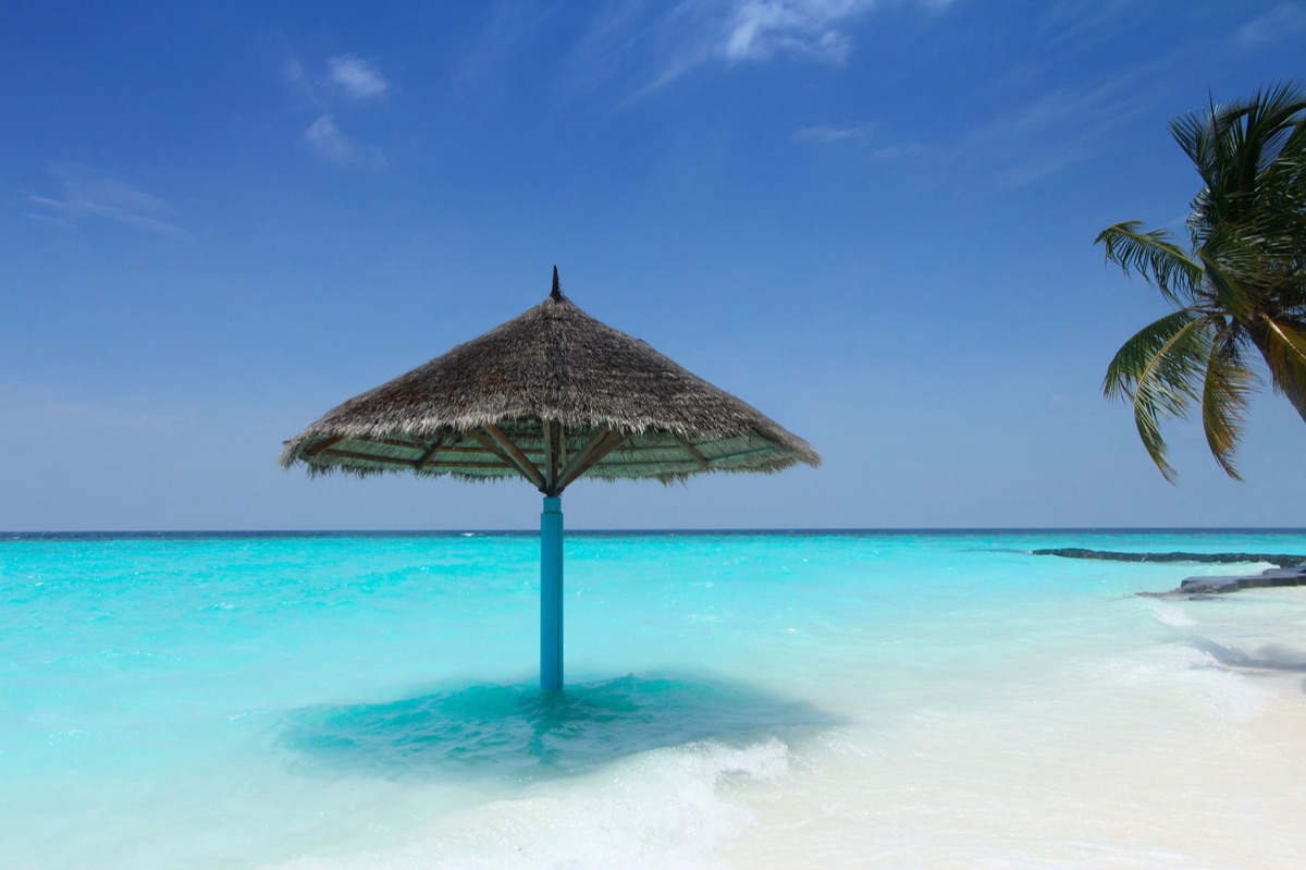 playa de maldivas con resort
