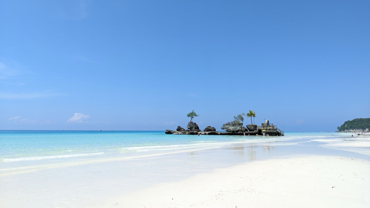 Plage blanche et eau turquoise