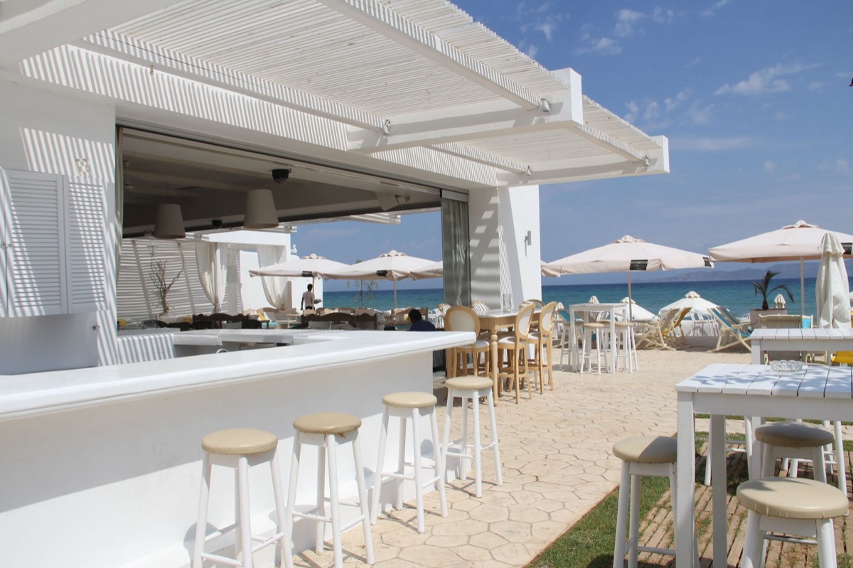 Hotelrestaurant mit offener Terrasse und Meeresblick