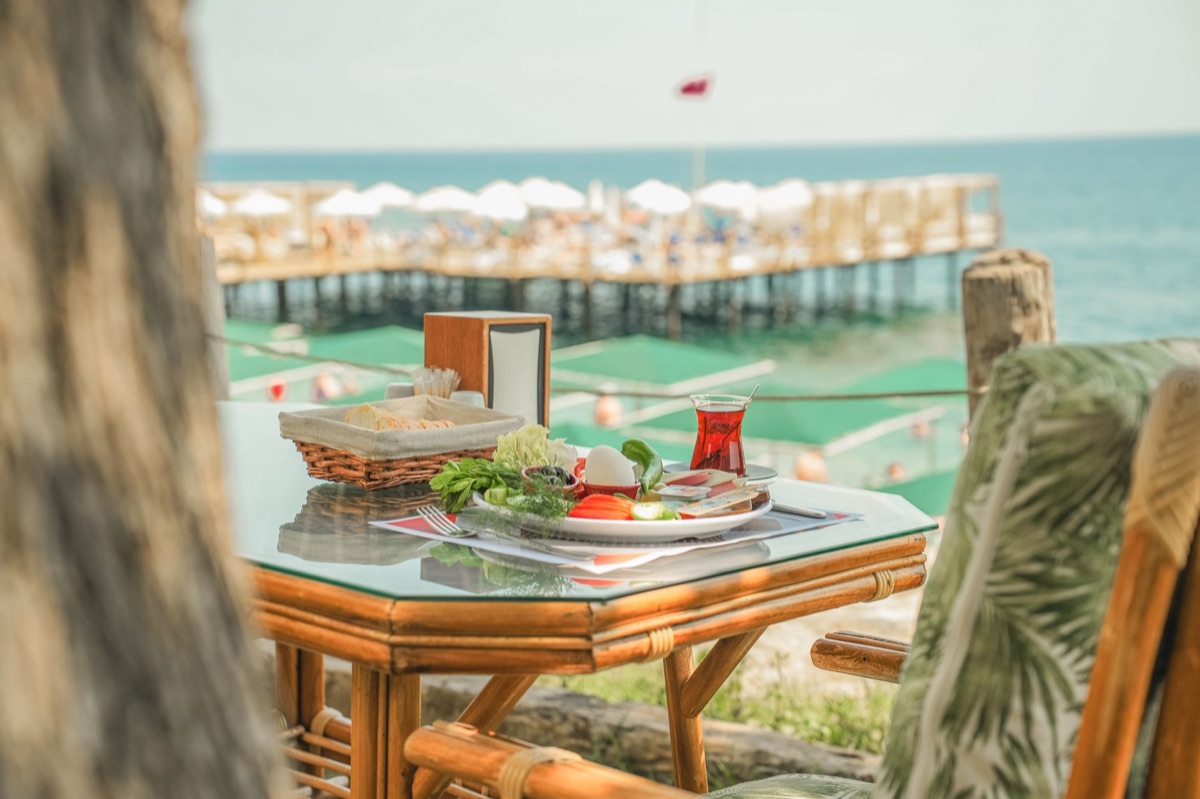 mesa de jantar com flores tropicais