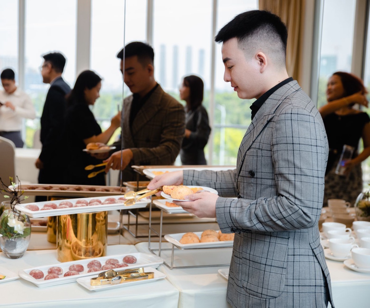 area de jantar com buffet e funcionários