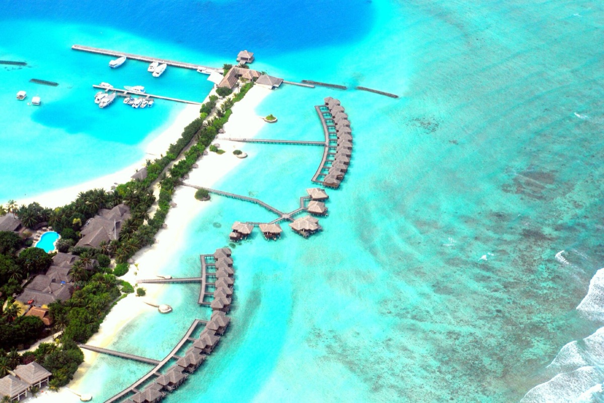 Vue d'une villa de luxe en résort en Maldives