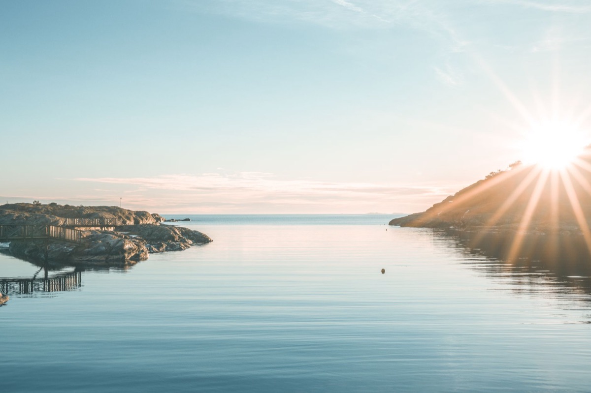 Amanecer sobre isla con cielo azul