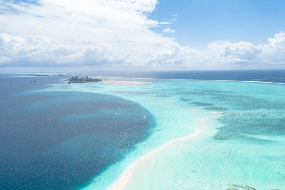 Couché de soleil au-dessus d'une île maldivienne