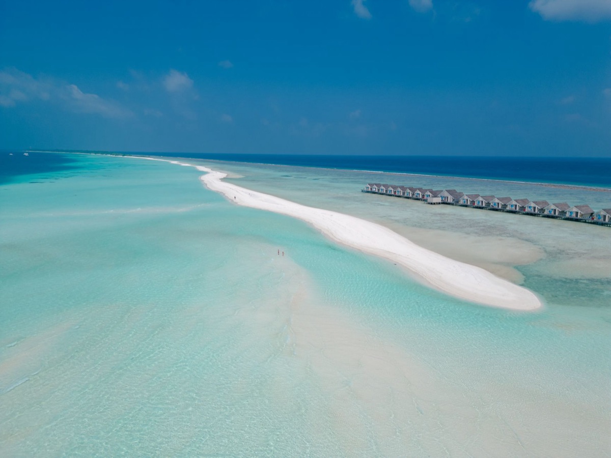 Eiland met zeebinnenval en strand