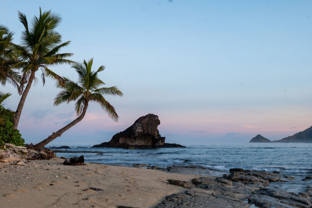 ilha tropical ao amanhecer