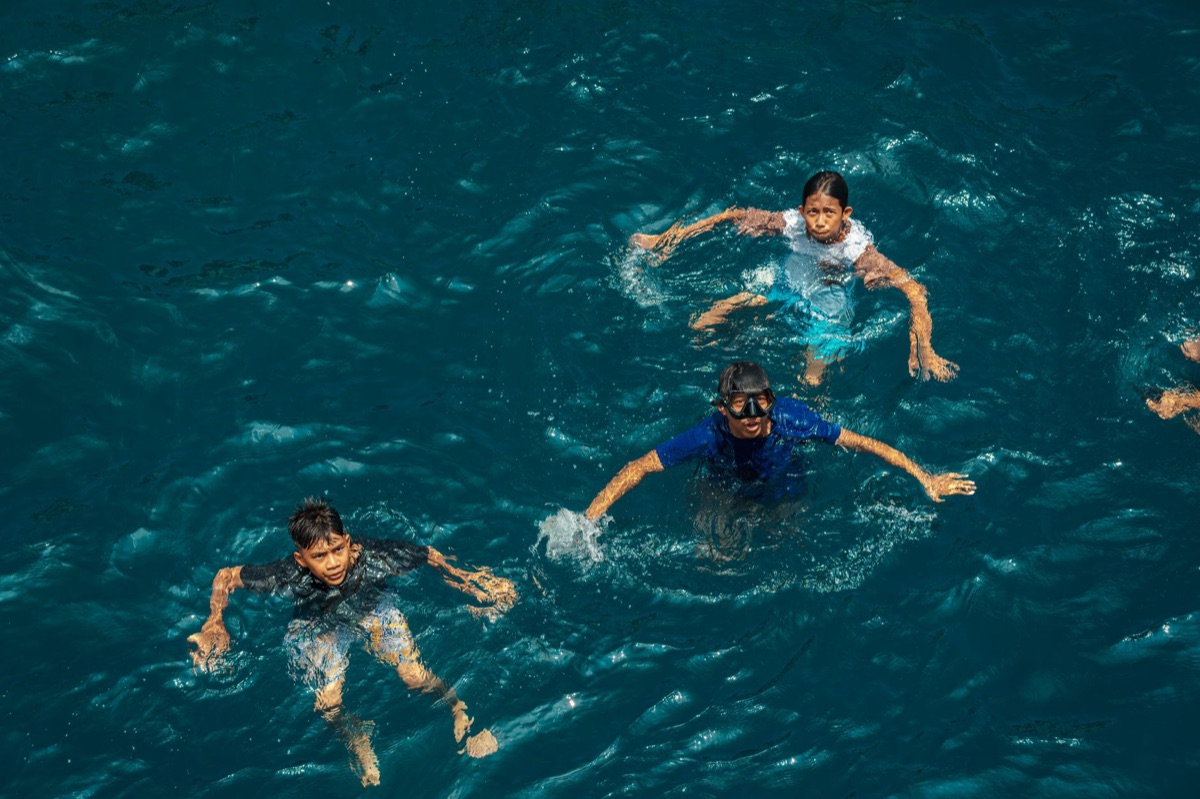 niño y padre snorkelando en maldivas