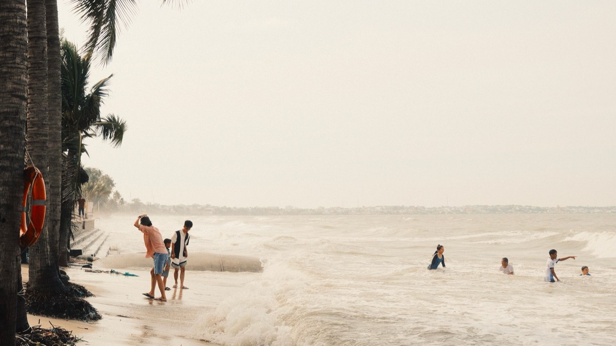 família com crianças brincando na areia dos maldivês