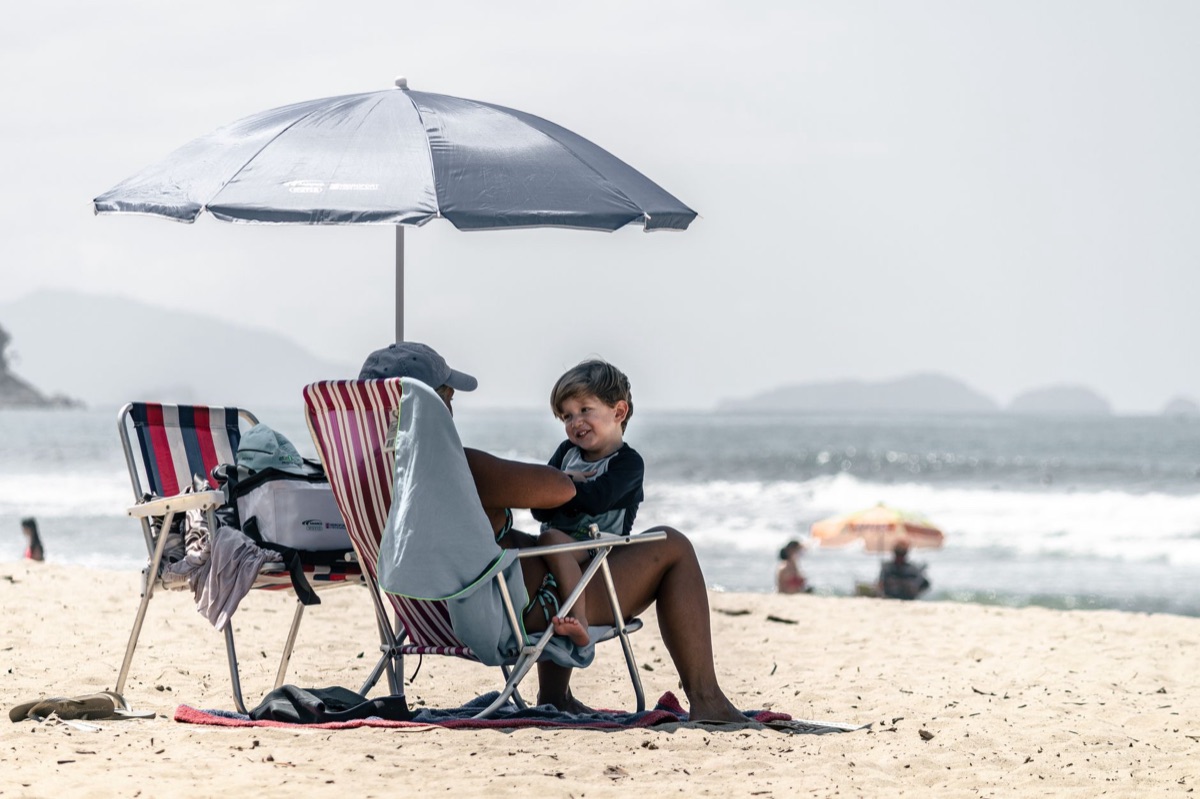 criança usando snorkel e família no maldivês