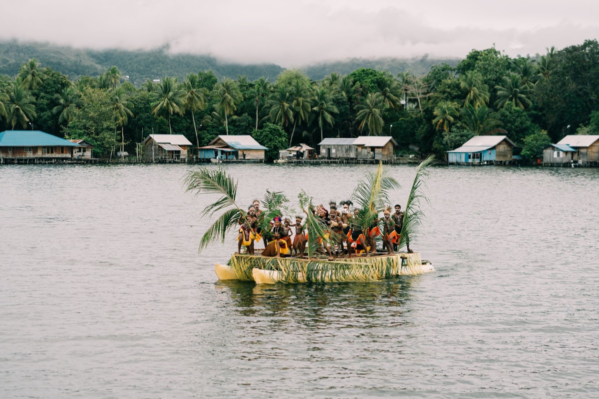 Un islandero local con ropa tradicional