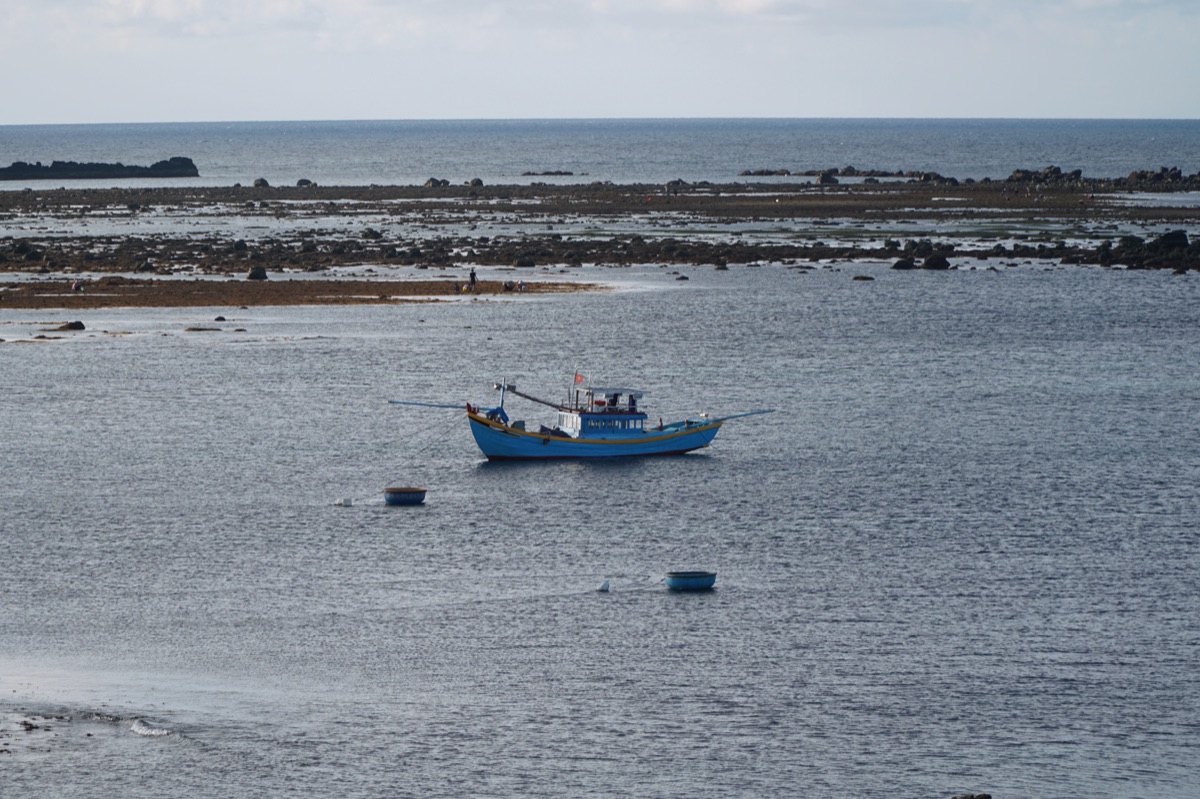 barco de pescador no mar de malfushi