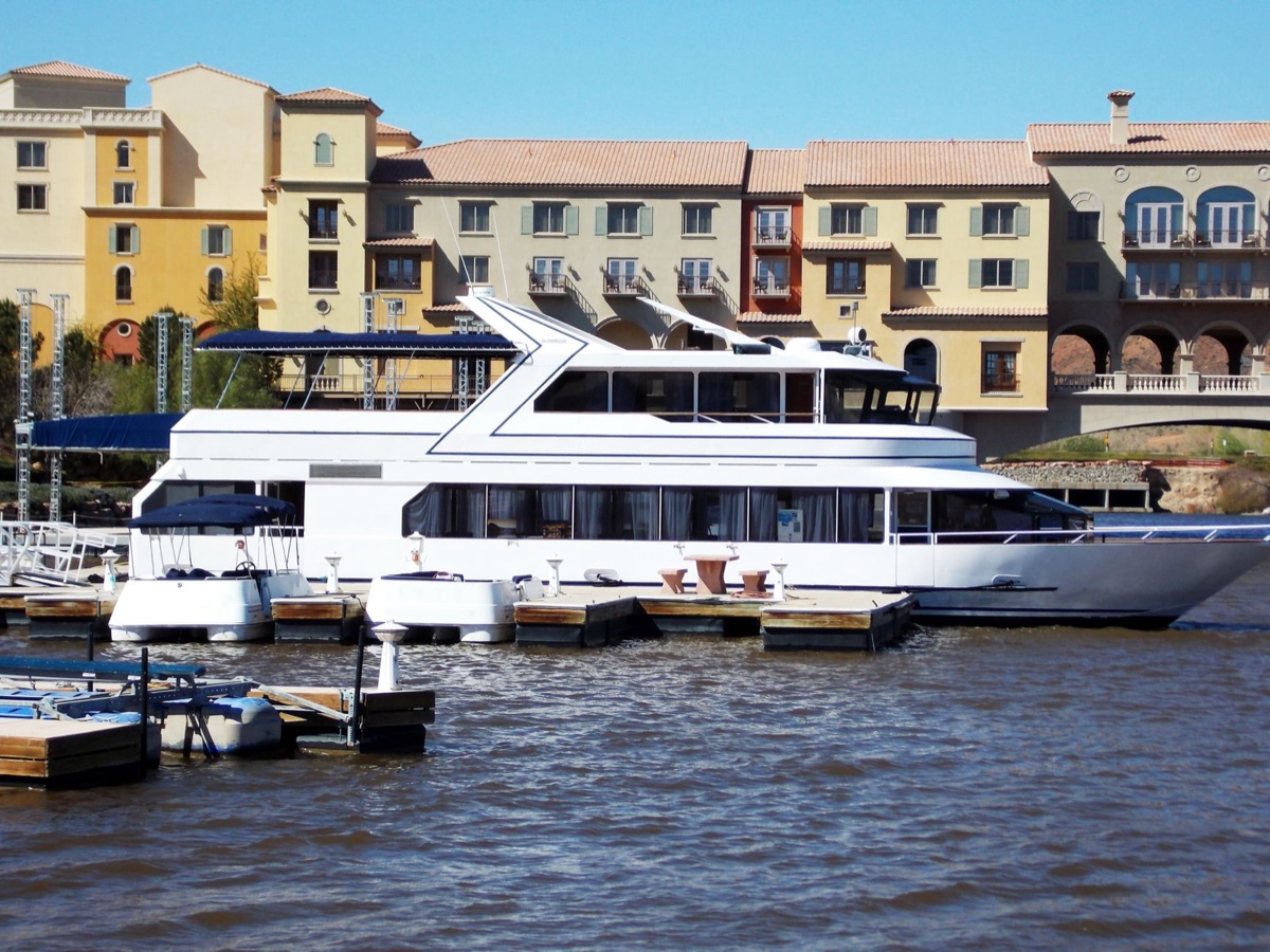 barco anclado en resort