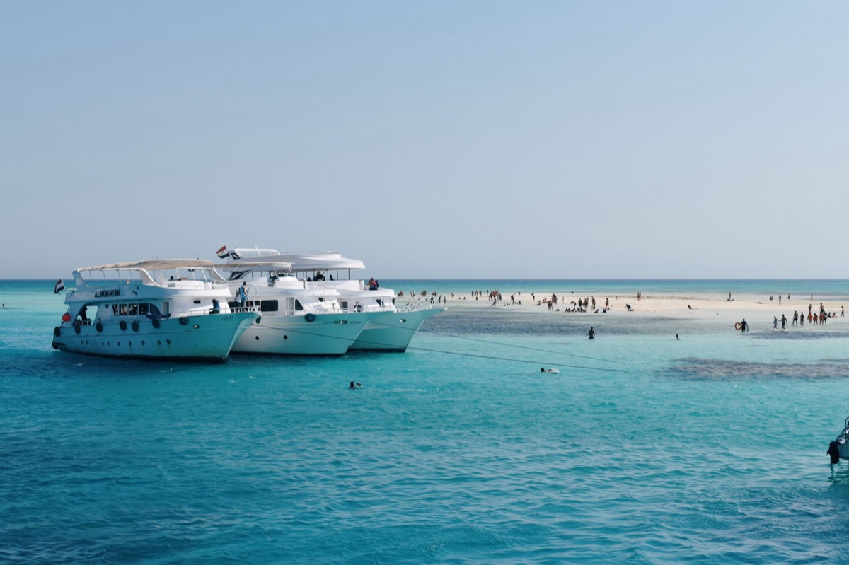 Bateau rapide arrivant sur un banc de sable aux Maldives.