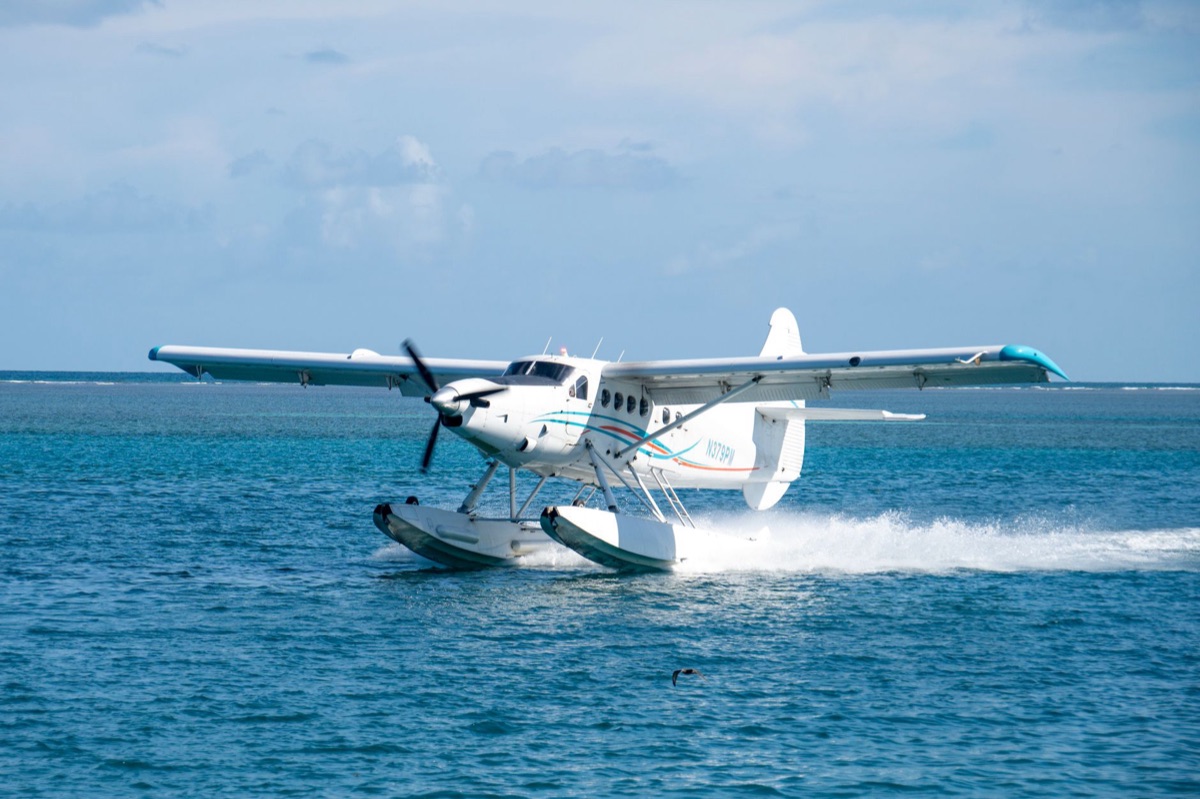 Hydravion atterrissant sur le lagon des Maldives.