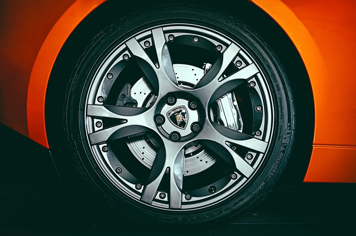 Luxusauto hat hochwertige Reifen und Bremsplatten.