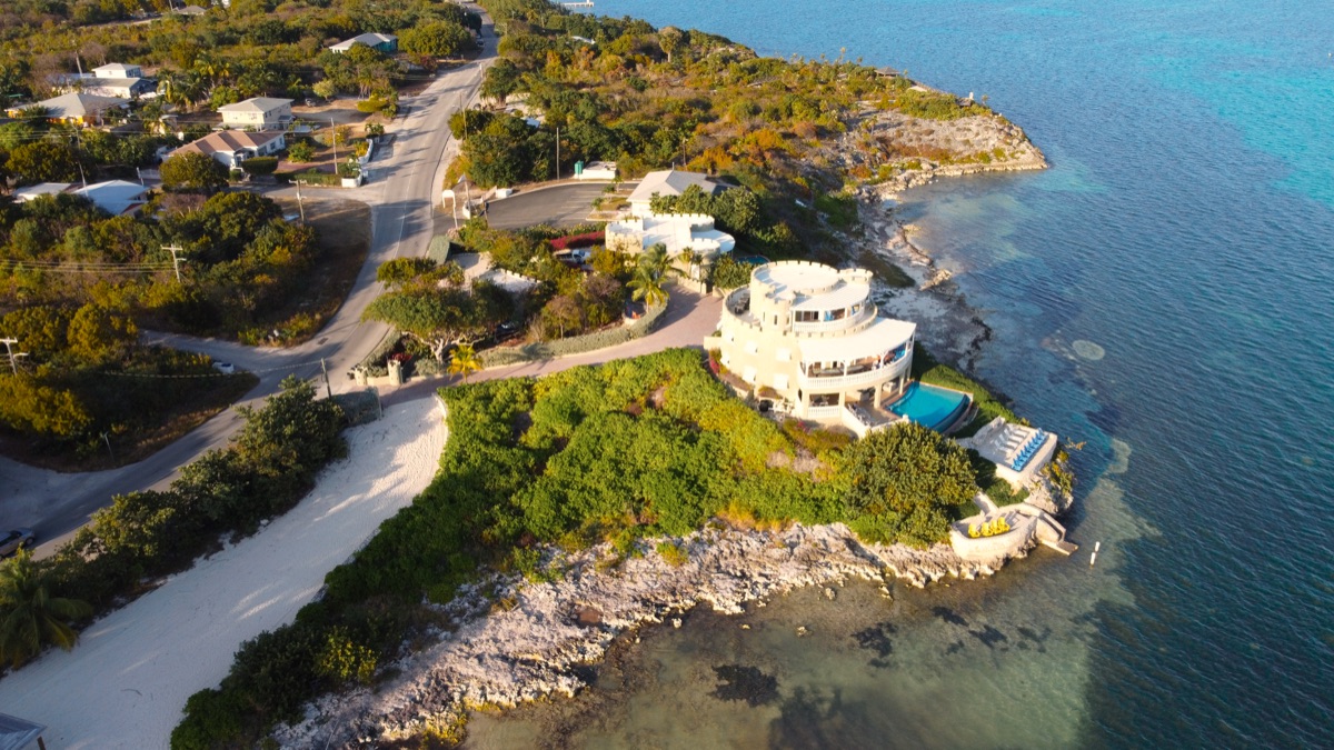 Vue luxueuse d'une villa sur l'océan