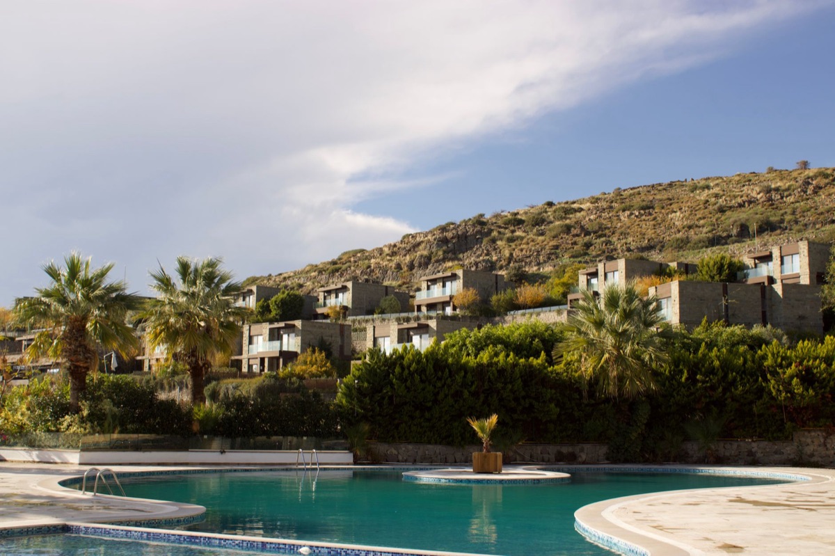 luxury villa price comparison chart