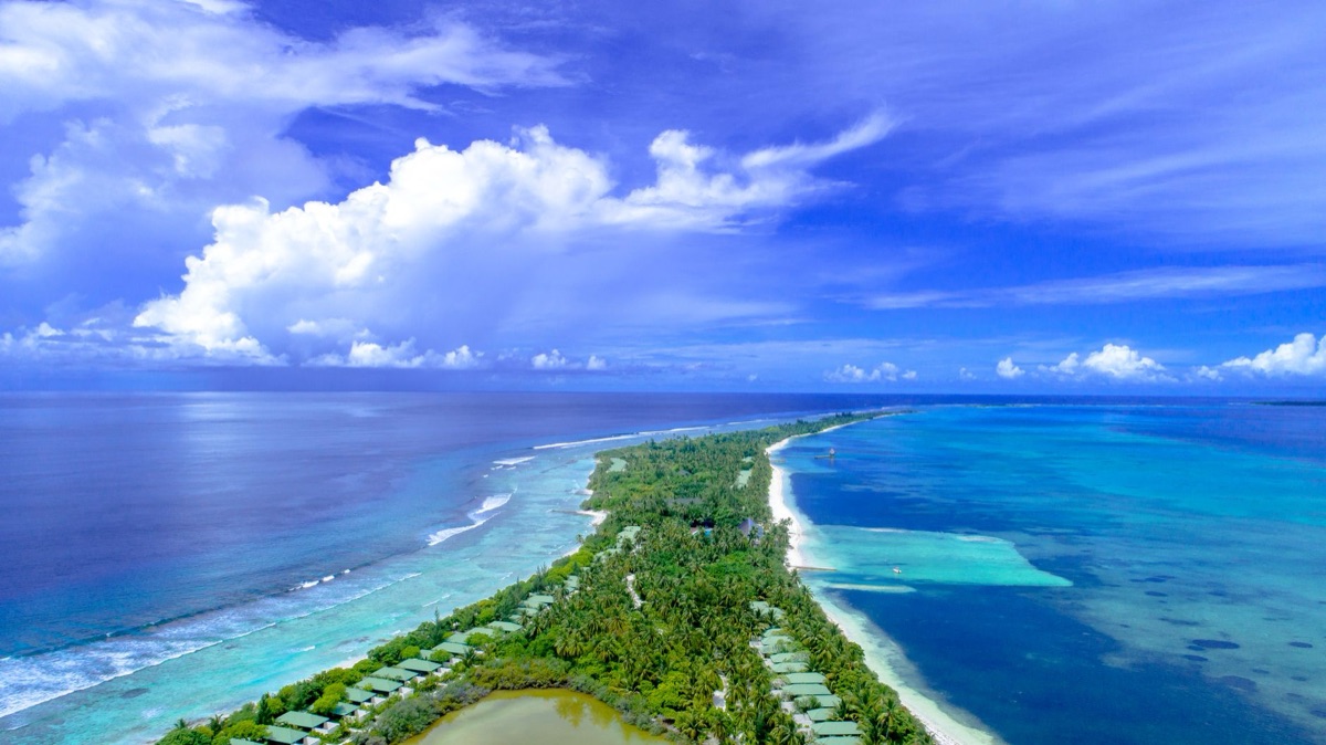 Lokalischer Insel-Strand im Vergleich zu einem Resort
