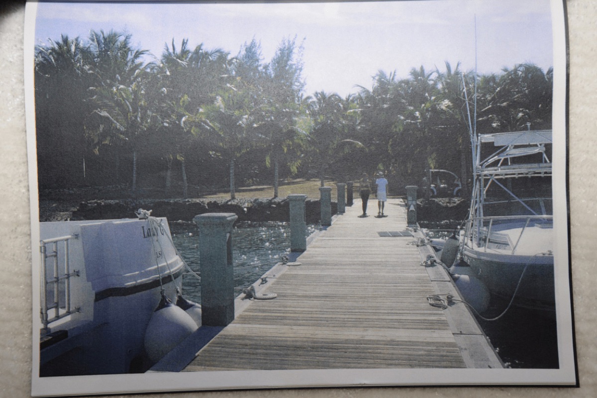 Bateau en bois avec quai