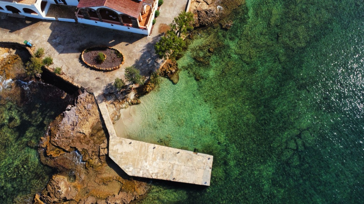 vila de ilha local com praias próximas