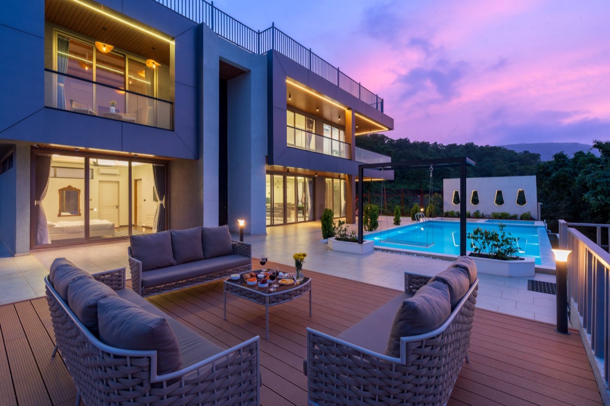 resort de orçamento comparado a vila de luxo