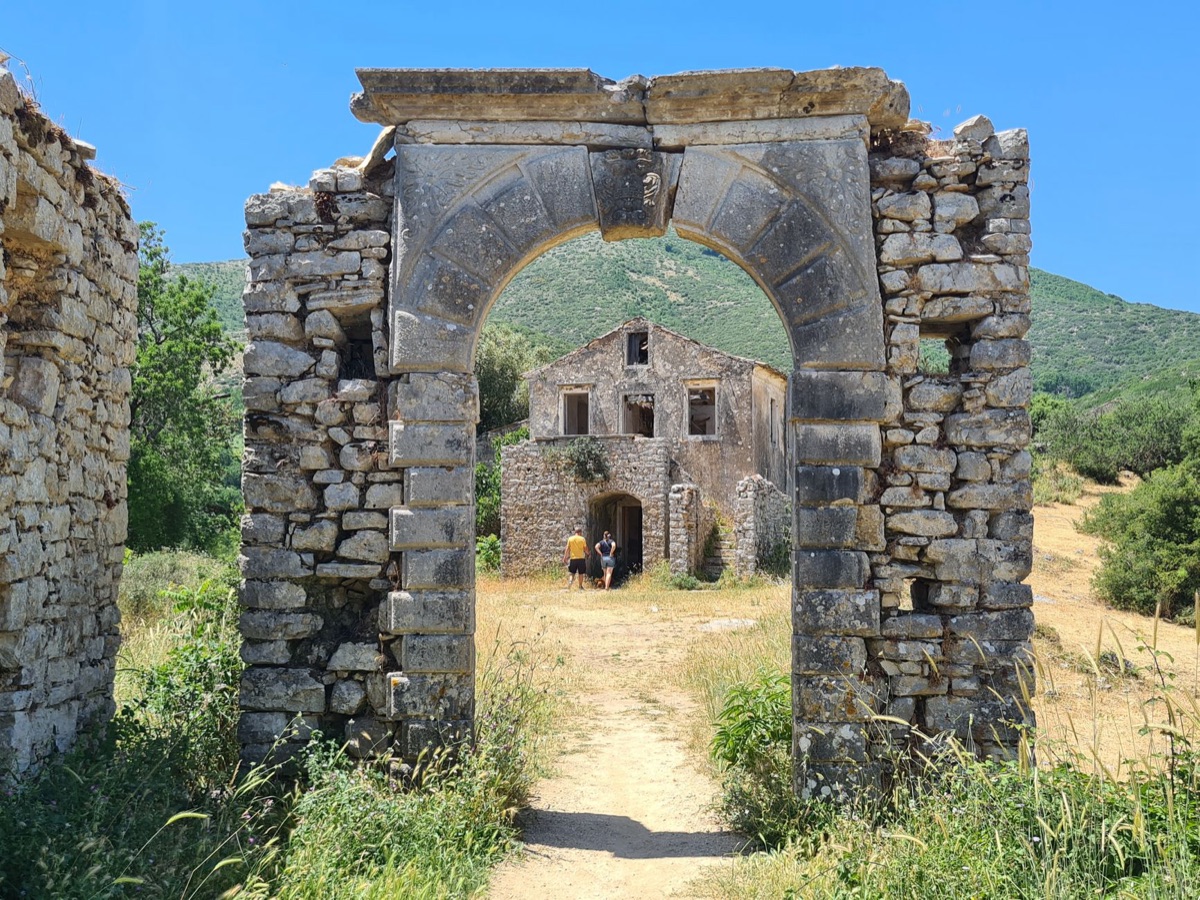 edificio de piedra tradicional en la isla maphisi