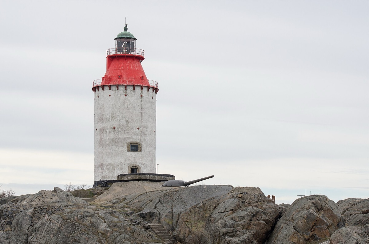 Lighthouse on island, luce soffusa, paesaggio naturale