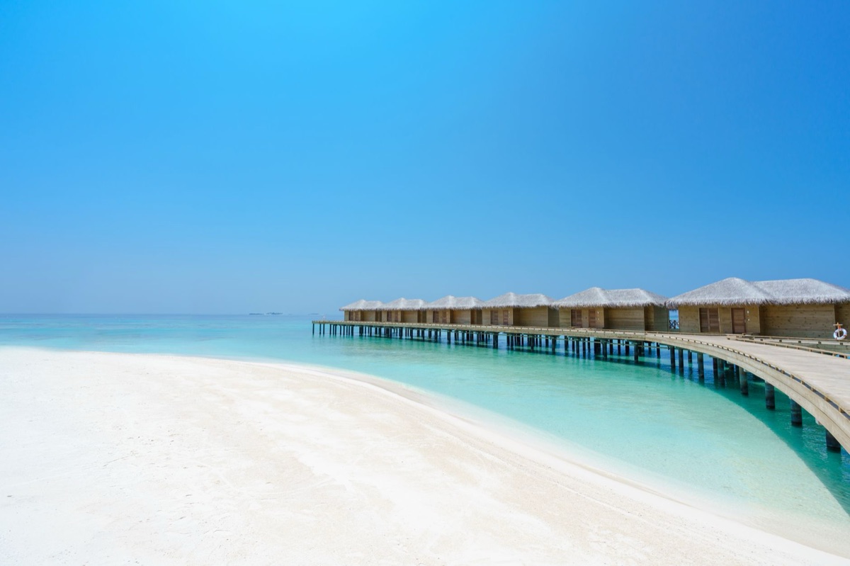 resort de ilha com areia branca e água turquesa