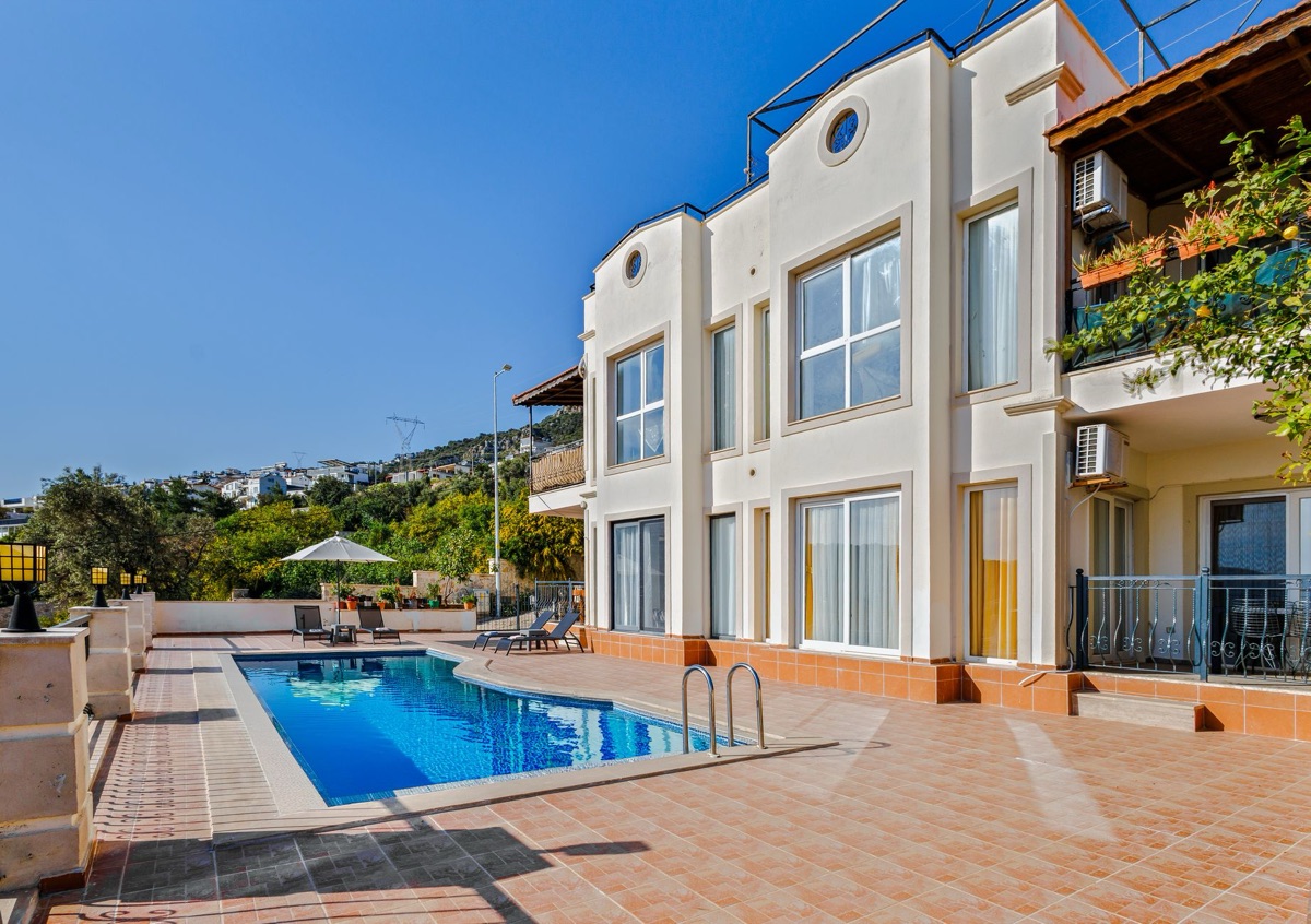 villa con piscina e accesso alla spiaggia
