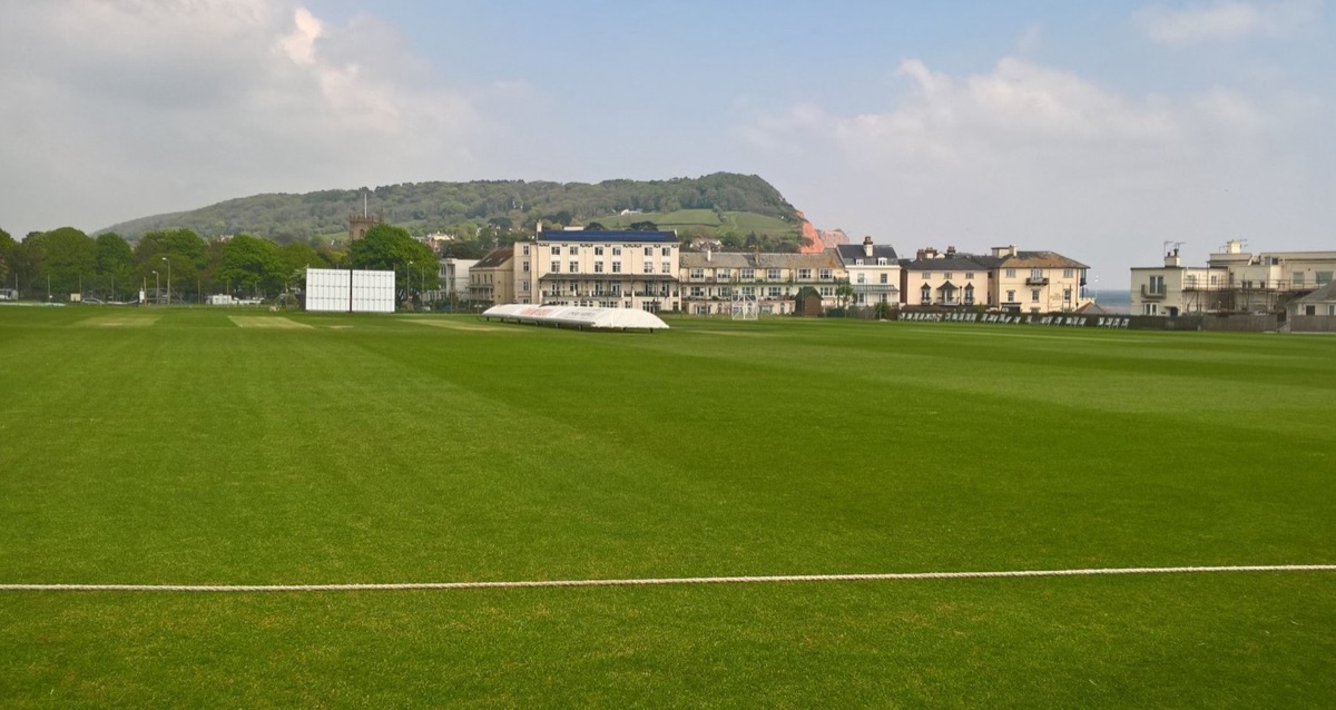 Kurzhaariger Mann mit Cricketbat und Ball