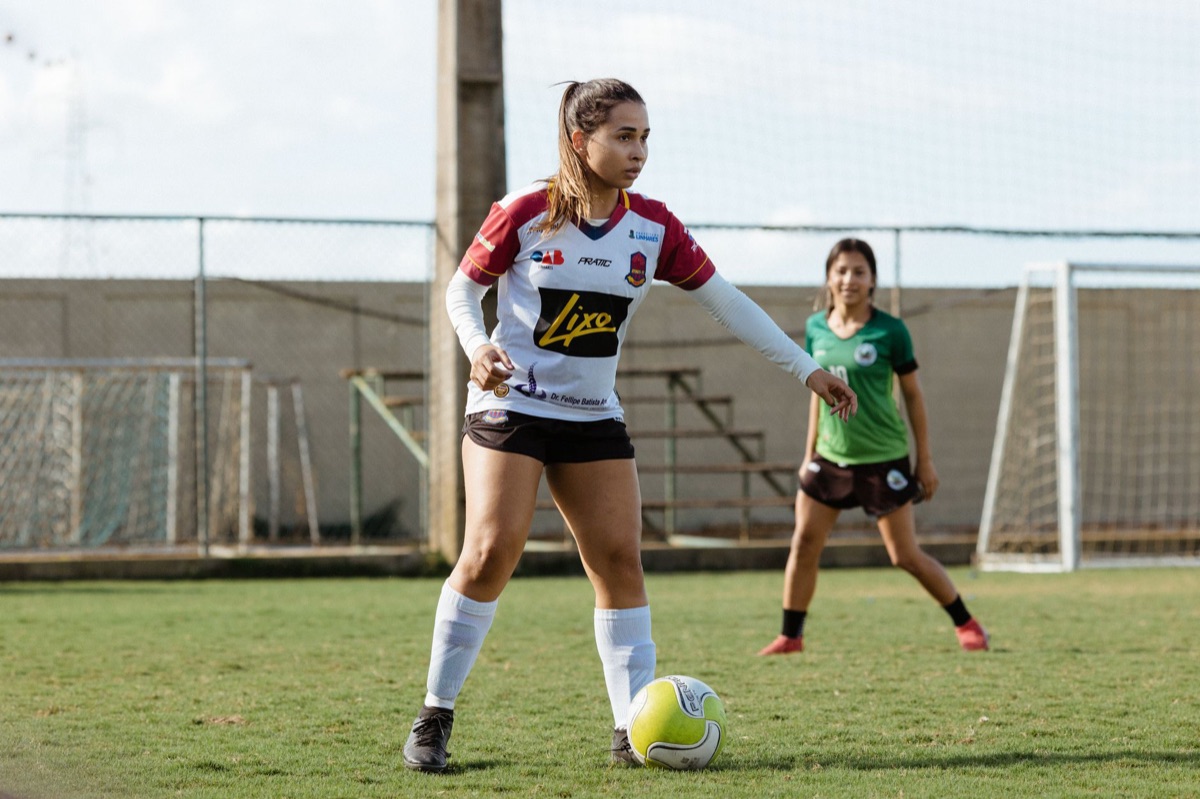 Maldivische Frauenfußballmannschaft auf dem Feld