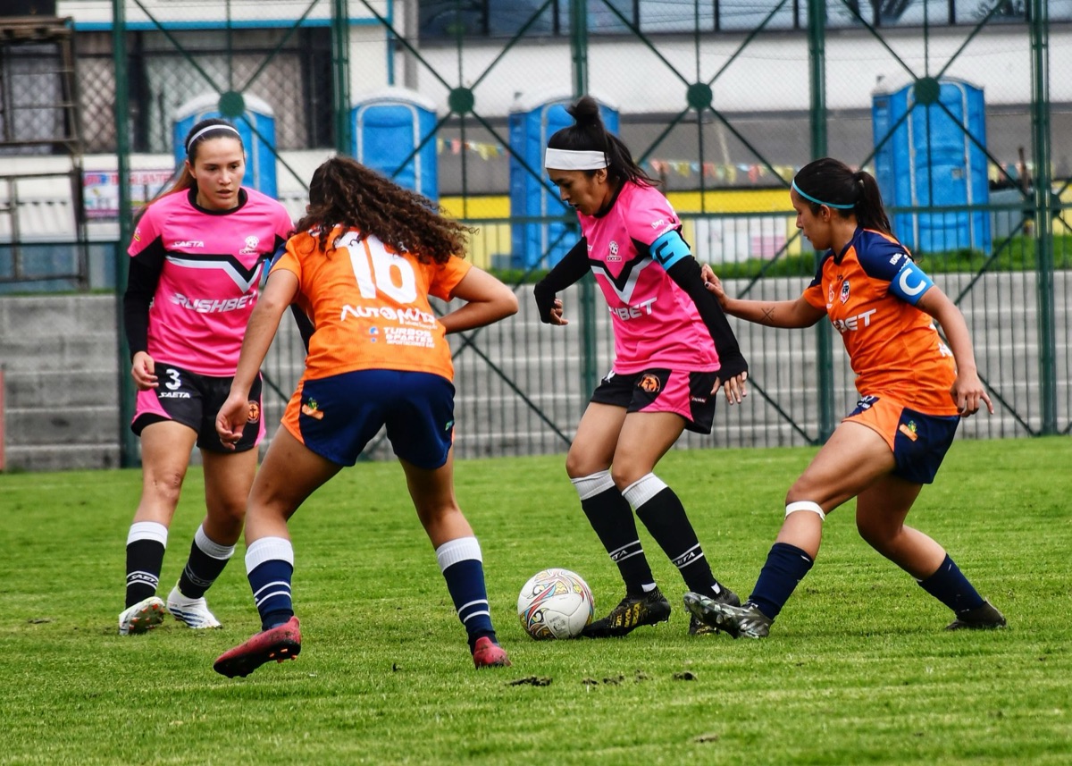 Donna maldiviana in allenamento con la squadra femminile di calcio