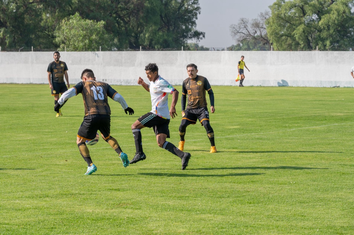 equipo de fútbol femenino de Maldivas entrenando