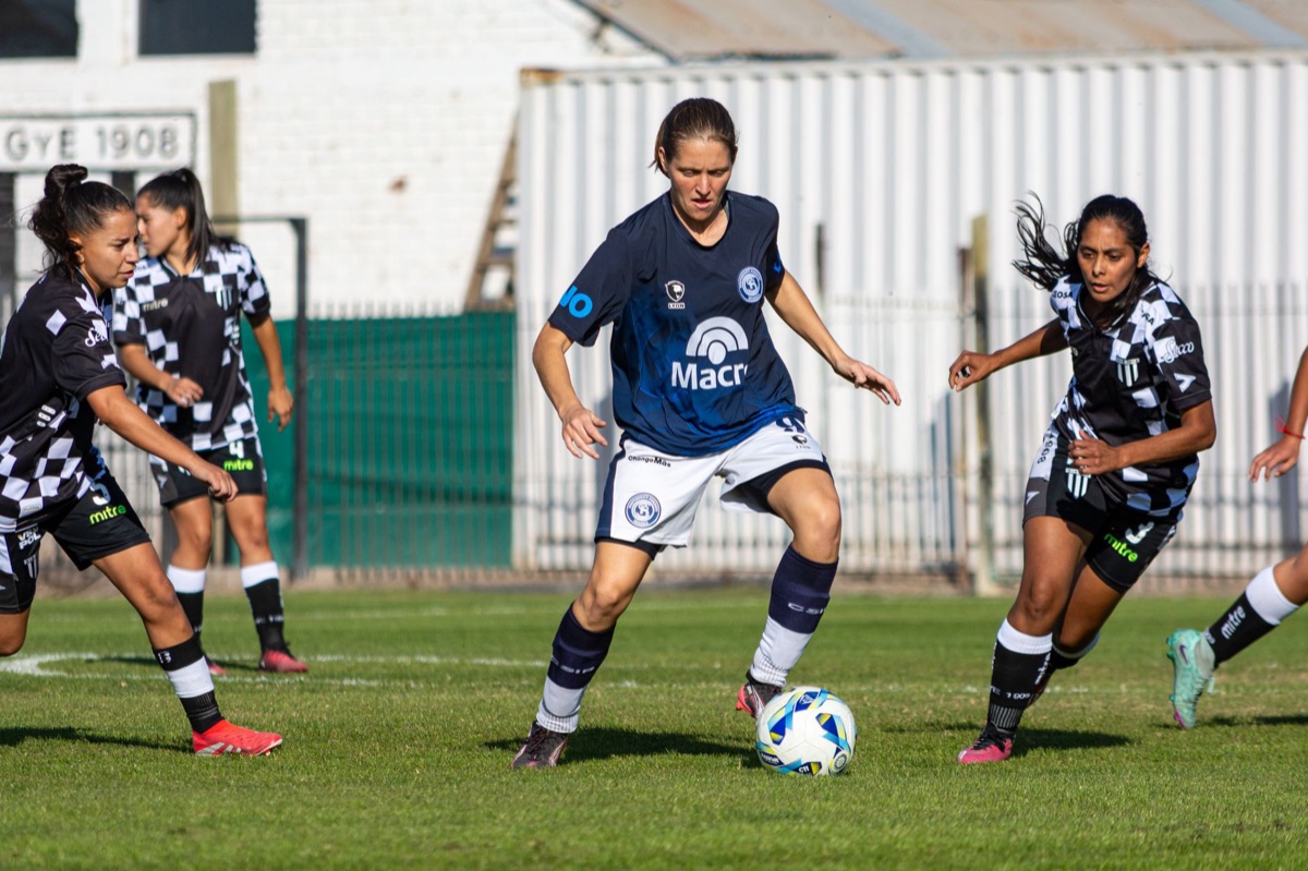 Des femmes maltaises jouant au football