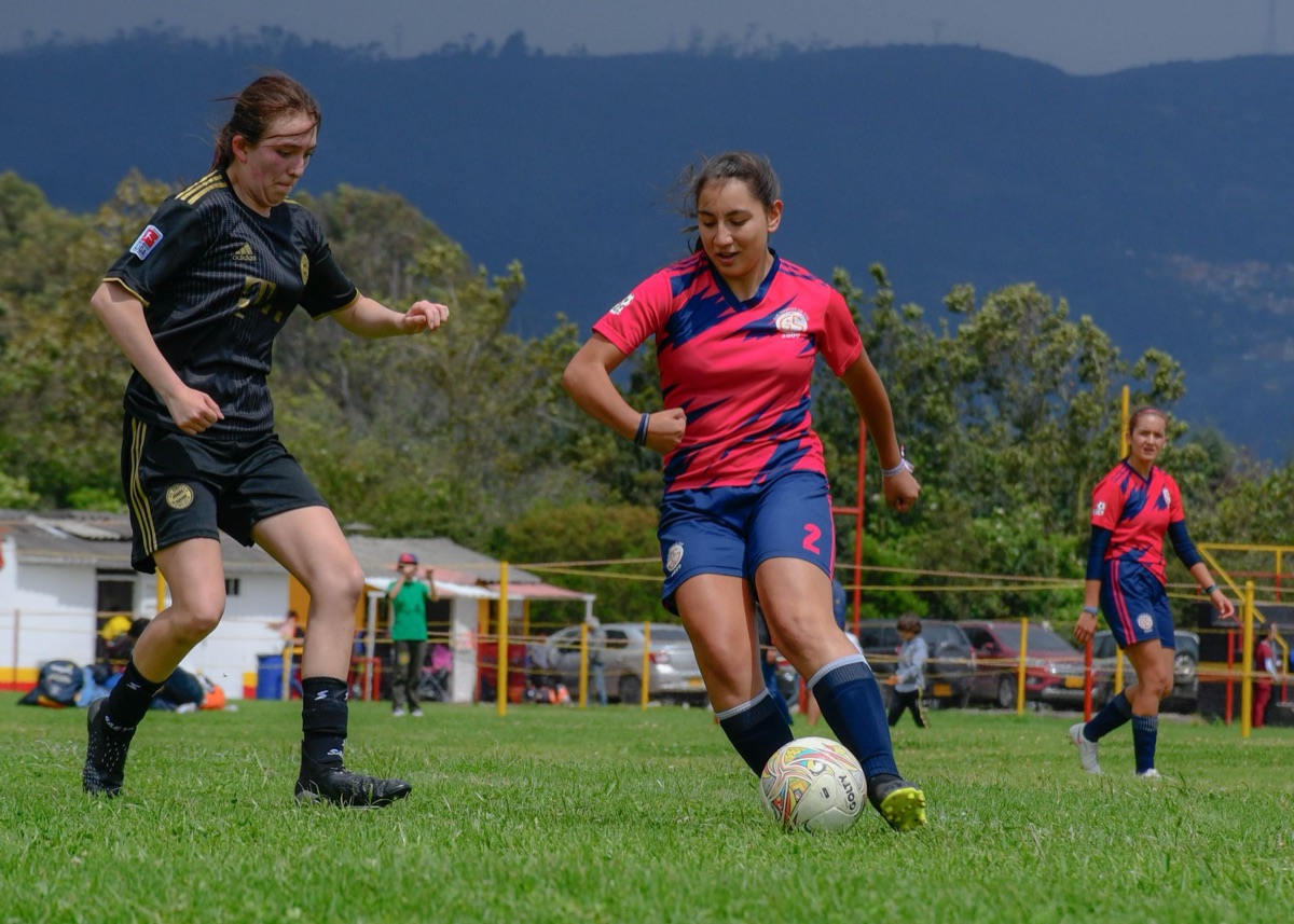 Donne maldiviane che giocano a calcio in abbigliamento tradizionale