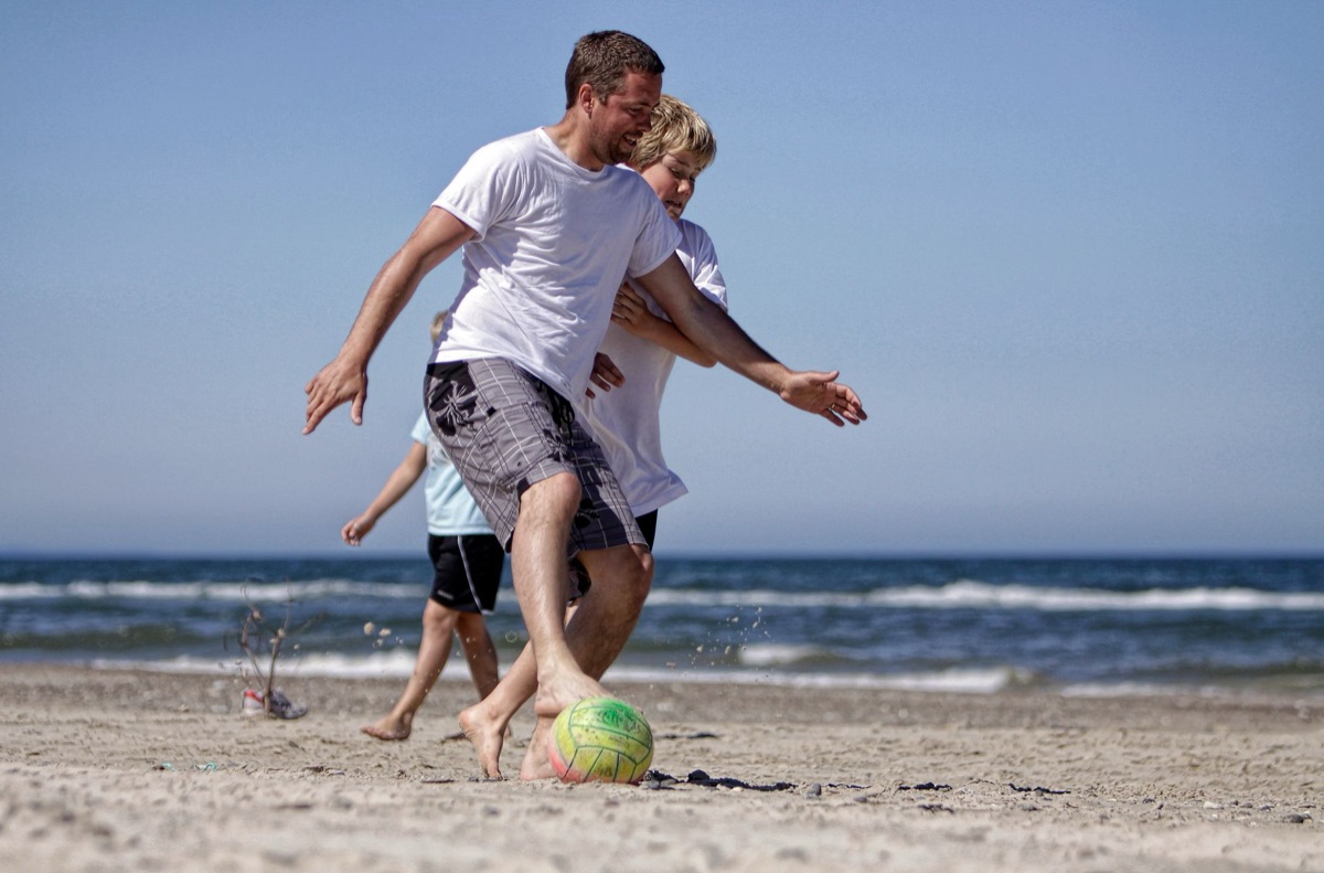 bola de futebol na praia molhada