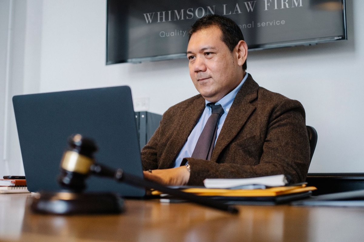 gavellon marfil en salon de justicia